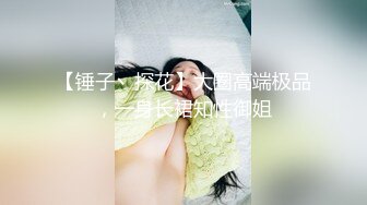 苗条小姐姐闺房反锁撩骚,宠物犬闻到骚味上来想舔,赶忙制止,你舔了我就封号了