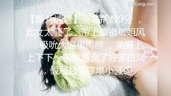 刺激！餐厅包间里把女友给单男操，极品身材，牛仔裤都来不及脱