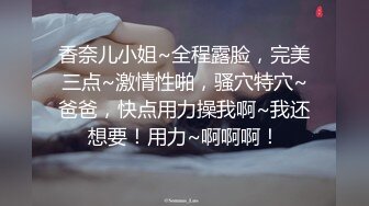 【家庭摄像头破解】其乐融融的一家三口在客厅看电视，美丽风韵妻子在喂奶，百看不厌的少妇！