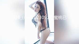 淫荡母女共侍女儿男友！年轻的妈妈在房外窥听女儿跟男友做爱 浴盆里揉胸自慰 屋里屋外皆是春光！