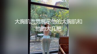 一个奴隶被主人吊起来,用鞭子抽背和屁股,奴隶疼的直哆嗦