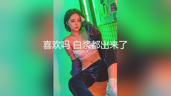 穿着角色扮演的火辣小 Ria 久留美 躺在你身上咧着嘴笑。