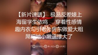 商场女厕近距离偷窥长裙美女 B里拉出一坨奇怪的玩意