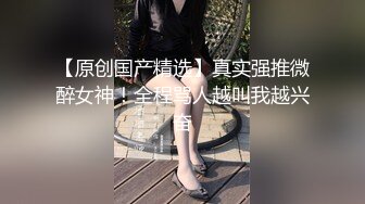  超级卡哇伊的黄毛小美眉，全裸睡着了偷偷先开被子直接后入，把她搞得爽醒了