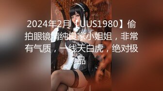 美女大学生被色魔摄影师忽悠掰开粉嫩的鲍鱼看看什么颜色