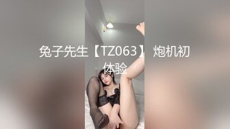   网红美女下海诱惑！情趣装黑丝，露出白嫩贫乳，一脸呆萌，振动棒磨蹭，抽插无毛小穴