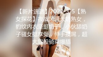 商城厕所双镜头TP年轻妈妈在厕所里挤人奶