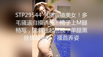 新中關大街上清秀美眉,性感黃邊內內另人神往