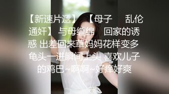 【清纯系天花板学生萌妹】放假和闺蜜赚钱大秀 ，双马尾一脸清纯 ，撩起短裙看穴 ，中指插入猛扣 ，年龄不大却骚的很