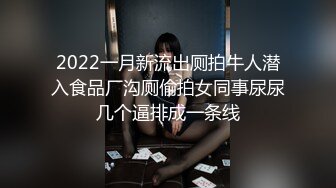  骚货老婆巨无霸自慰，老公的小鸡巴已满足不了需求，老公手拿假屌帮忙插！