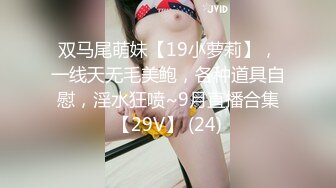 【新速片遞】逼毛很多的美女少妇诱惑狼友，听狼友指挥脱光了玩弄骚穴，道具抽插骚逼，让大哥玩弄骚奶子，撅着屁股玩骚逼