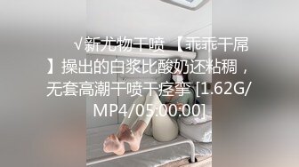 极品美女和闺蜜穿上JK制服后，闺蜜帮我玩弄小骚逼-辛尤里