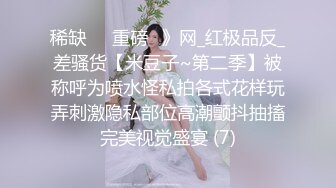 商场内衣店，美女挑选内衣试穿，我悄悄移步到她隔壁，紧张刺激地拍摄她试衣