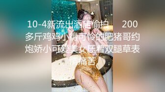  激情4P玩弄床上的两位年轻女奴，撅着屁股让两位小哥把跳弹塞进逼里扩阴器玩弄