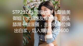  小伙子约了个妈妈，53岁芳龄，吃完晚饭楼下接她车震，倒挺有味道，阿姨一点不害羞