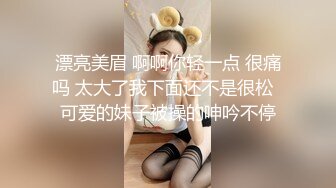 办公室里的骚娜娜姐，开档丝袜制服诱惑，在办公桌前就漏奶子玩弄后面还有个小哥哥，跑到厕所火腿肠高跟鞋自慰