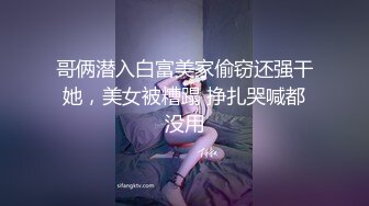 抱着草可爱的娇小女朋友