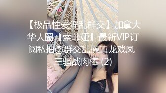 粉嫩美女和闺蜜极品美臀假屌互插，跪在地上特写，越玩越来劲，两个妹子太骚了