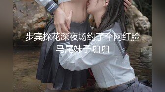 家中穿着情趣内衣的女友吃鸡巴