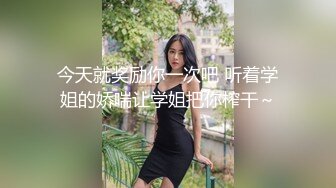   上面在玩吃鸡下面美女吃JB ，极品美女趴在桌子下交 ，吸吮大屌用脚磨蹭小穴 ，顶级蜜桃臀