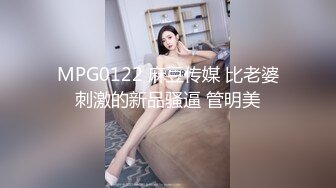 花臂纹身哥约个清纯娇小型00后不良少女,开档吊带丝袜在宾馆晃来晃去终被艹