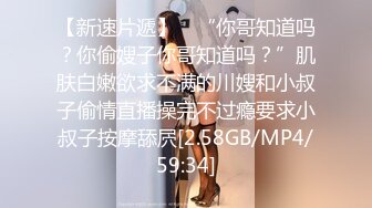 练瑜伽的嫩嫩小美女，上前抱住爱抚揉捏，戴上硕大假鸡巴深入逼穴抽插吟叫刺激