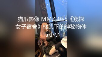  2023新黑客破解家庭网络摄像头偷拍 媳妇看黄视频浑身欲火来大姨妈了穿着性感情趣内衣勾引老公干她