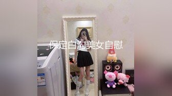 黑哥叫朋友搞自己老婆宾馆里外3P，露脸吃奶子又抠逼还要骚逼给口交，压在身下打桩机式抽插浪叫不止精彩刺激