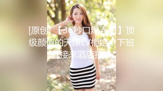 三个00后嫩妹妹！炮友没在女女互玩！双头龙抽插嫩穴，骑乘位互怼，从下往上视角，场面很是淫乱