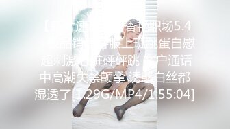 耐不住手嘴并用的女友 蹭着她的乳头射啊射