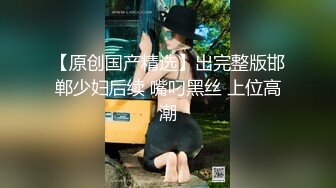  人妻榨汁机跟两个年轻小哥激情3P给狼友看，淫乱的房间被两个小哥各种玩弄，揉奶玩逼道具玩弄