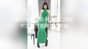 游乐场女厕全景偷拍  半蹲着尿的牛仔裤少妇