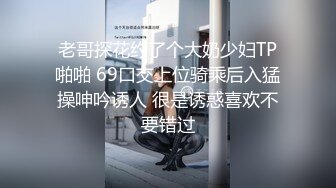 公厕吃两鸡，无人现场