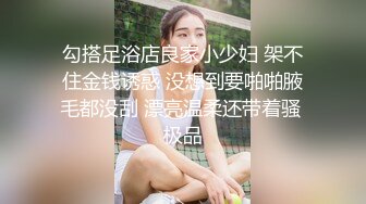 超高颜值极品粉嫩美穴小姐姐，特写美足自摸，难得和炮友双人秀，灵活小舌头舔屌，翘起屁股特写磨蹭肥穴，就是不插进去