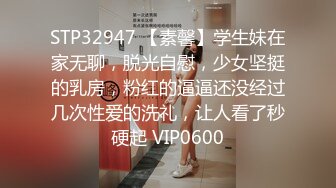 很有气质的黑丝少妇露脸发骚，眼神迷离很是勾人，听狼友指挥揉奶玩逼，坐插道具搞得骚逼淫水泛滥，特写展示