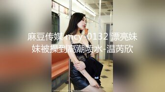 变态偷拍牛人闯入女厕手持拍摄美女们尿尿,还猛闻女神换下来的卫生护垫,说真香,最后用来撸一发