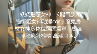  锅盖头露金链子美少妇上帝视角露脸啪啪做爱，无套传教士抓住脖子狠狠操