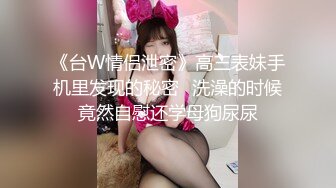 烧烤店两个妹子吃宵夜小伙忍不住扒开她们裹胸