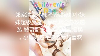 KTV厕所偷拍喝醉的美女趴在马桶上吐✿来个捡尸的屌丝男把她内裤脱了想上她