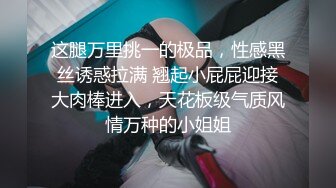 躲在厕所偷偷抽烟的美少妇