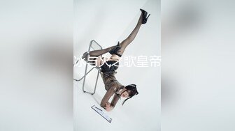 【OnlyFans】逃亡JJ爱KK，狂干群P，大型淫乱场面，两人真实夫妻，女的身材超级棒，群p的场面太过震撼 107